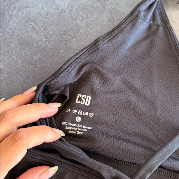 Elegant Black Cross-Back Sports Bra - Picture 3 of 4